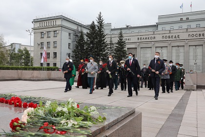 Александр Ведерников возложил цветы к мемориалу «Вечный огонь Славы» и памятнику Афанасию Белобородову